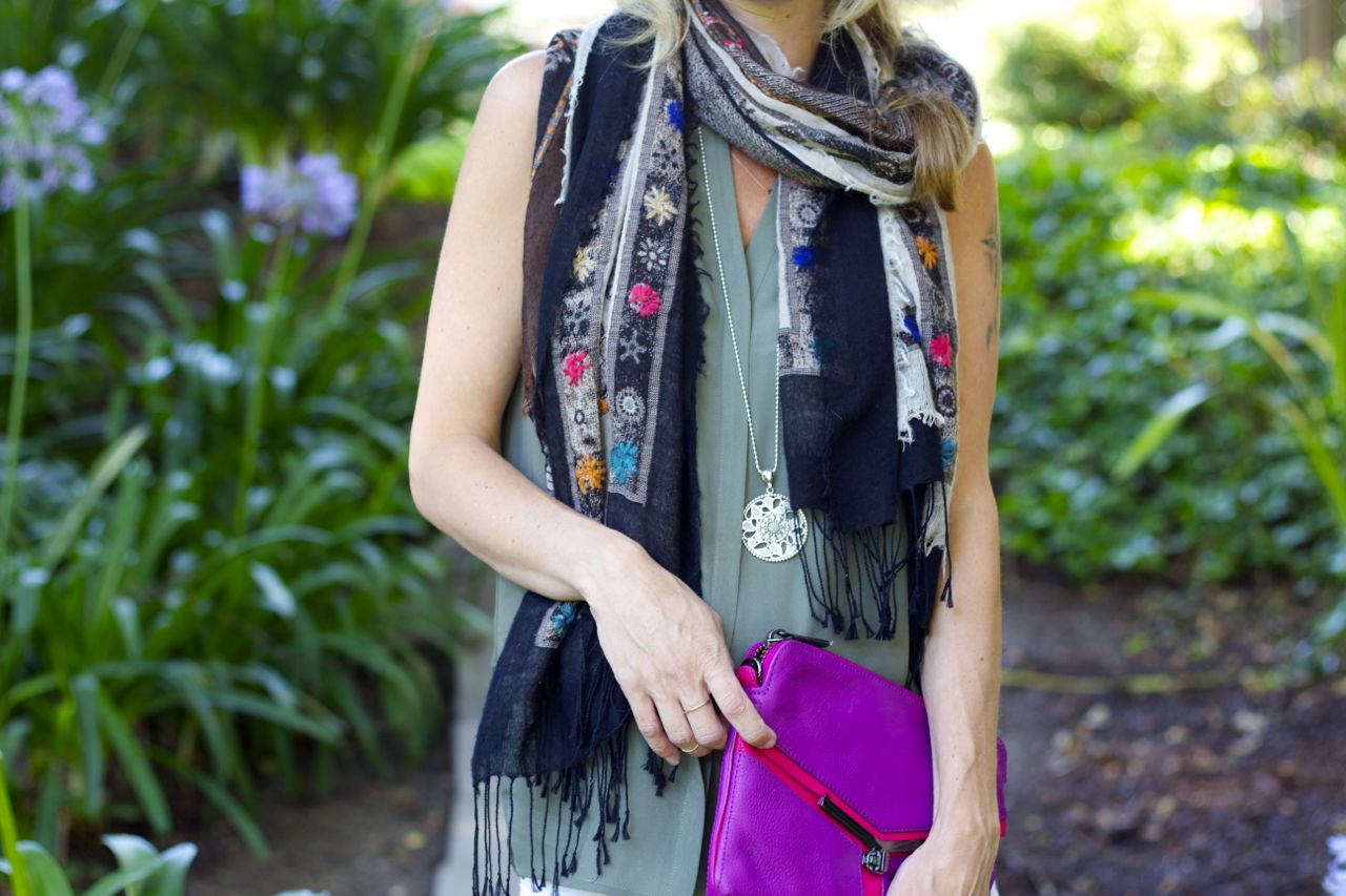 what to wear to keep your pregnancy a secret