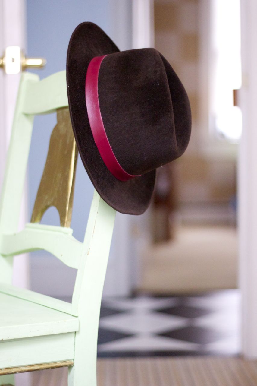 brown hat