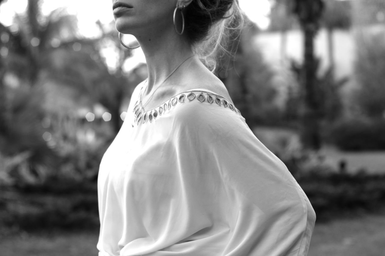 neckline detail