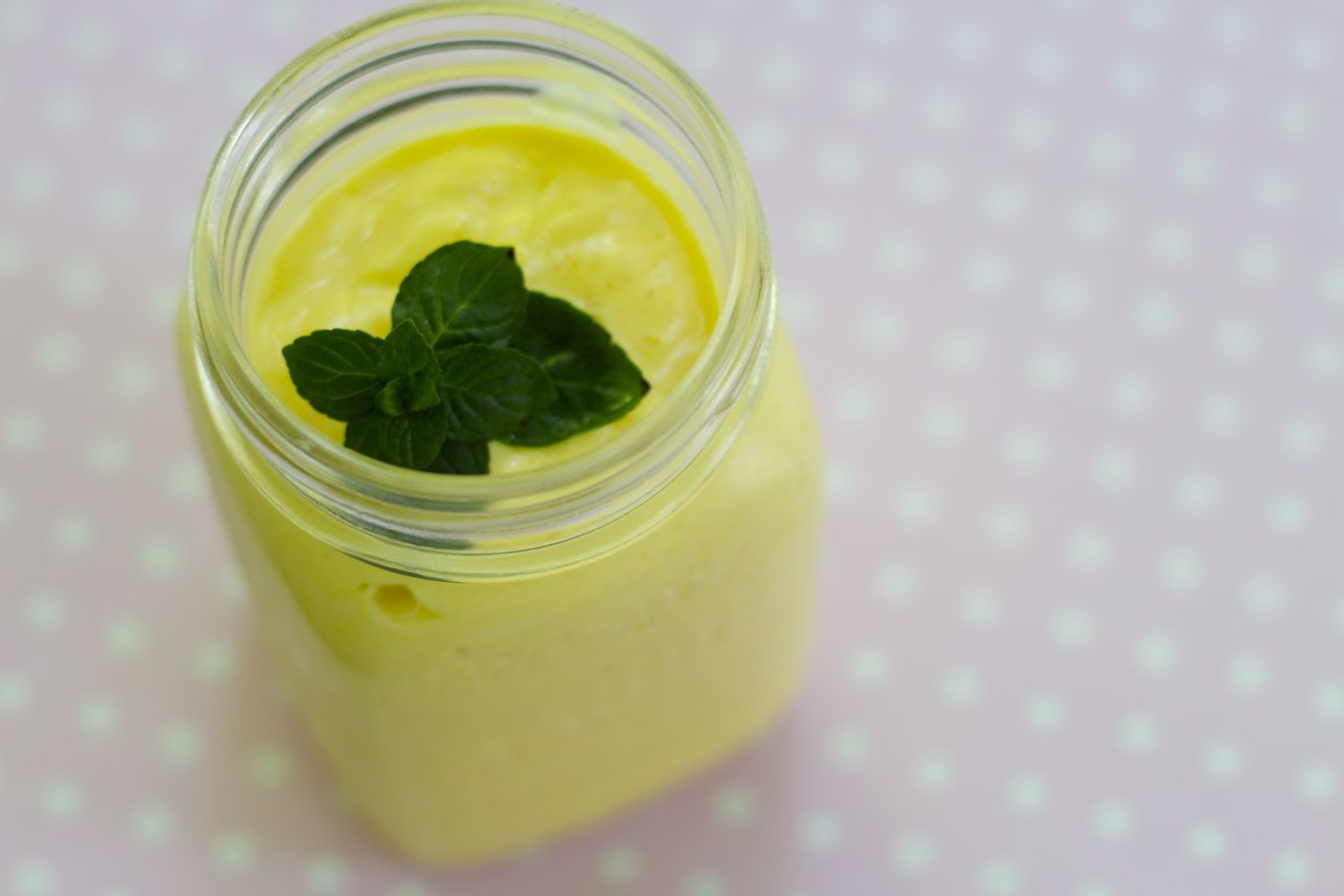 yogurt mango smoothie
