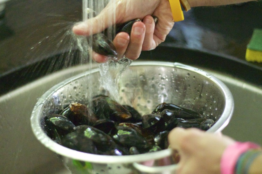 rinsing mussels