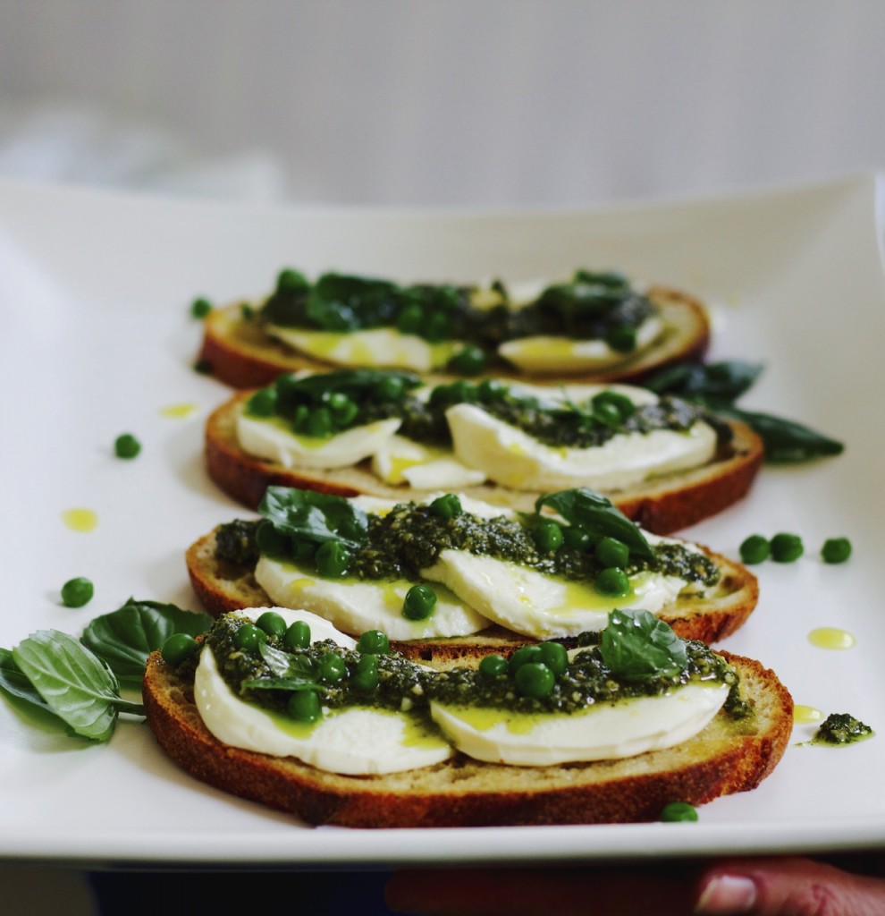 pesto pea crostini mozzarella