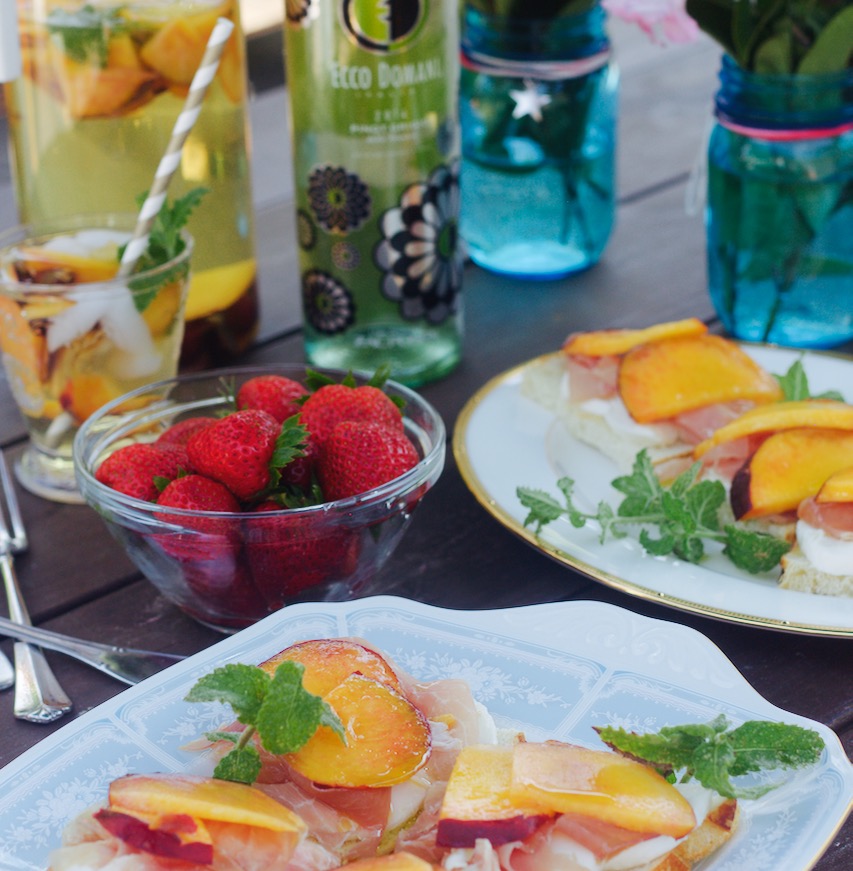 peach prosciutto crostini