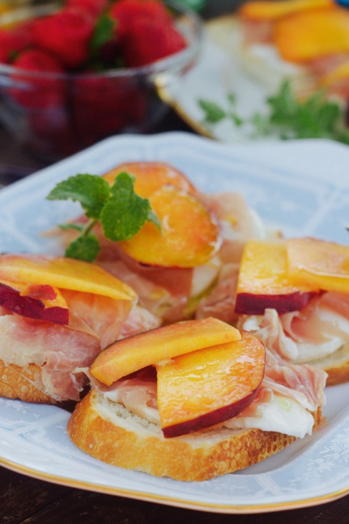 crostini mozzarella peach prosciutto