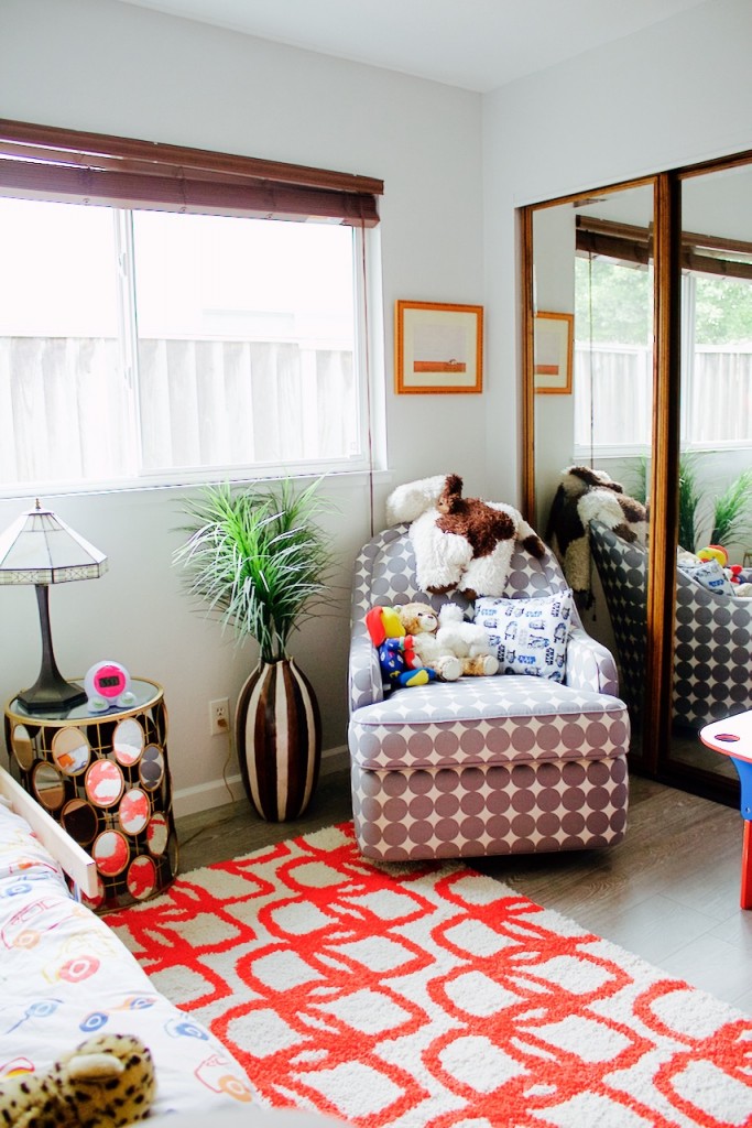 how to decorate a small kid's bedroom