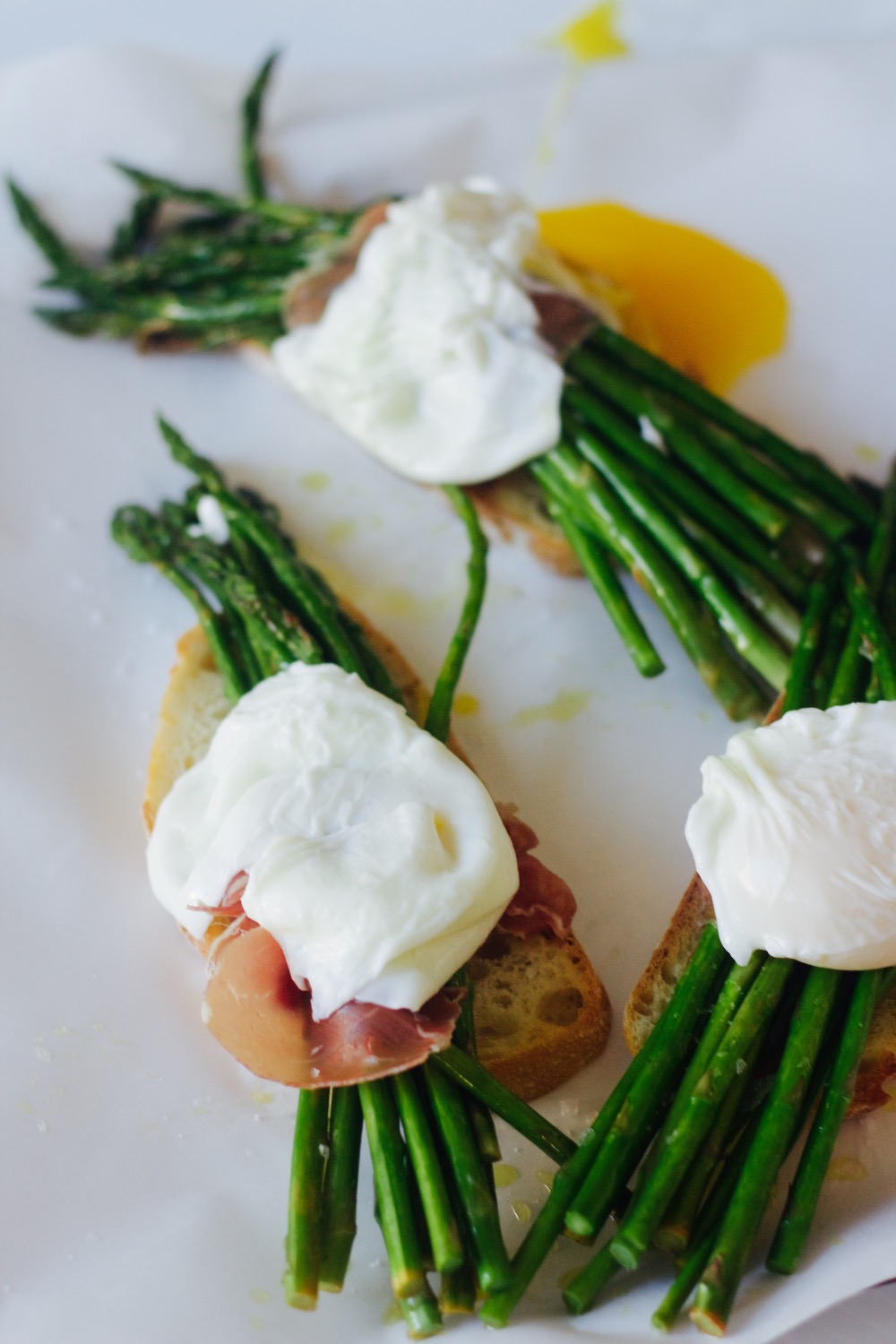 asparagus prosciutto poached egg