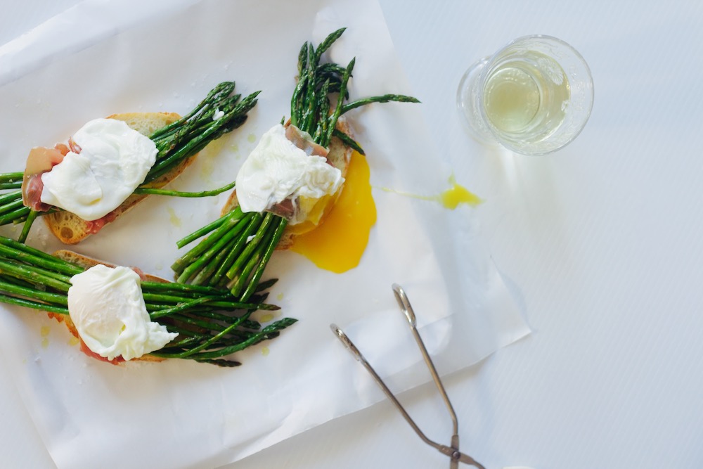asparagus prosciutto poached egg