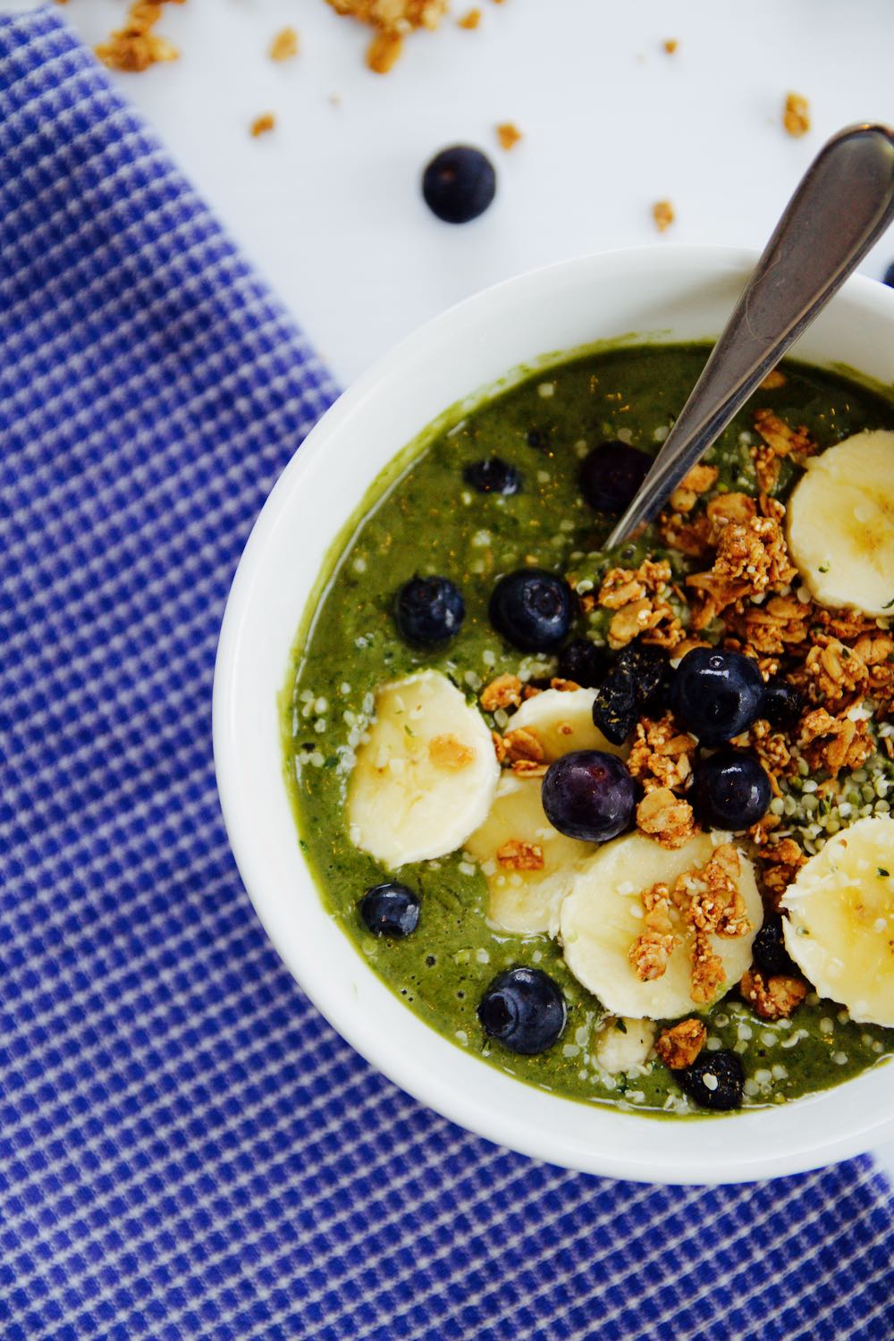 Recipe for an acai bowl with spinach, avocado, hemp and kale