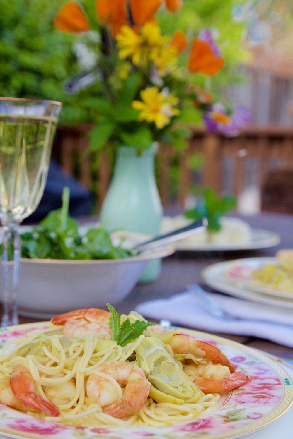 Spaghetti with saffron, shrimp and artichokes