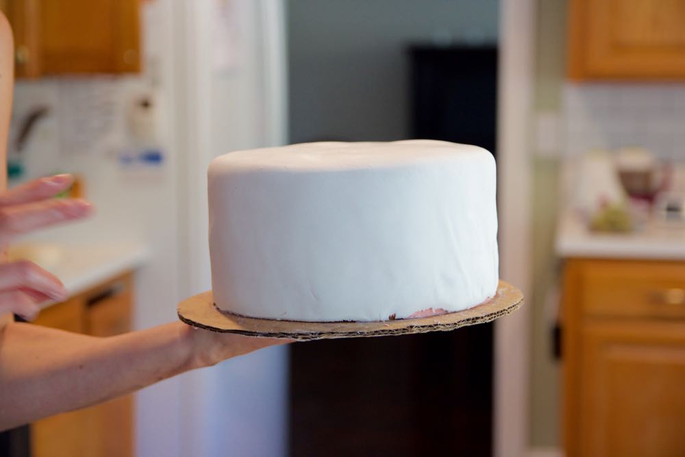 how to cover a cake with fondant icing