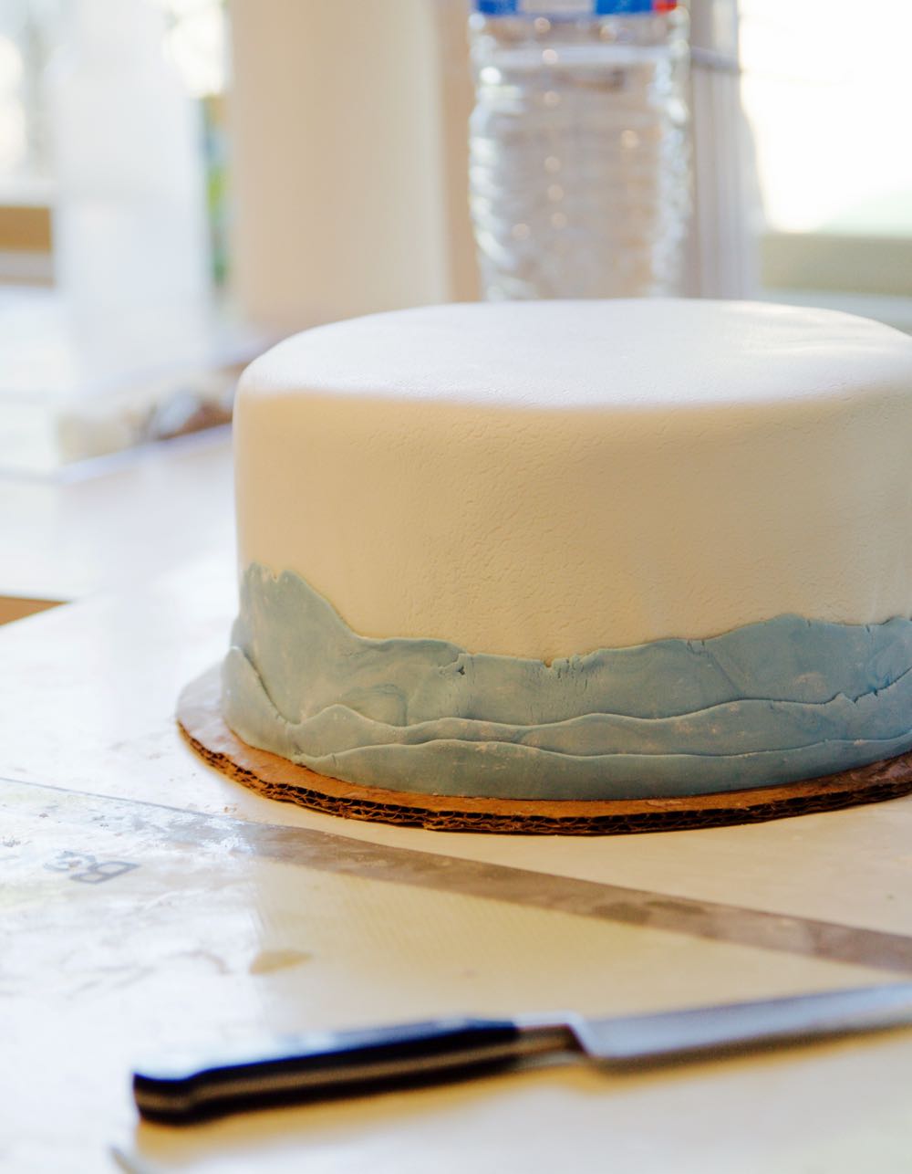 how to create waves along the bottom of a fondant cake