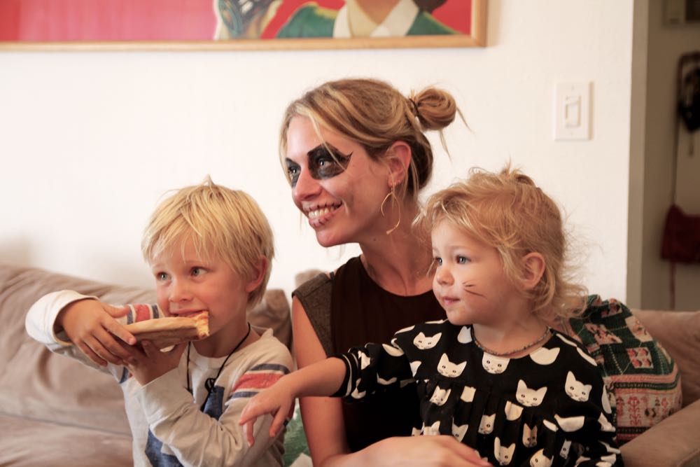 Easy idea for a Halloween skeleton costume with makeup