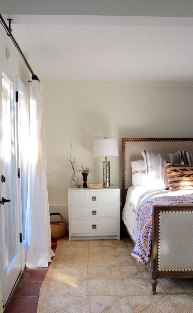 White, bright bedroom decor for a guest room