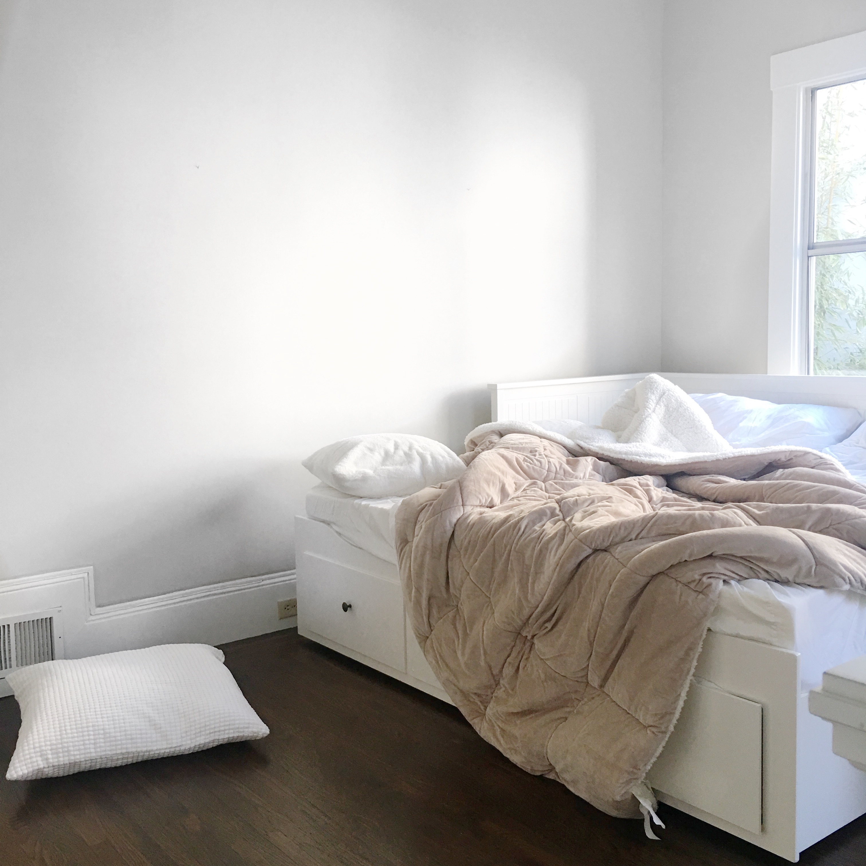 how to create a comfortable and inexpensive guest room