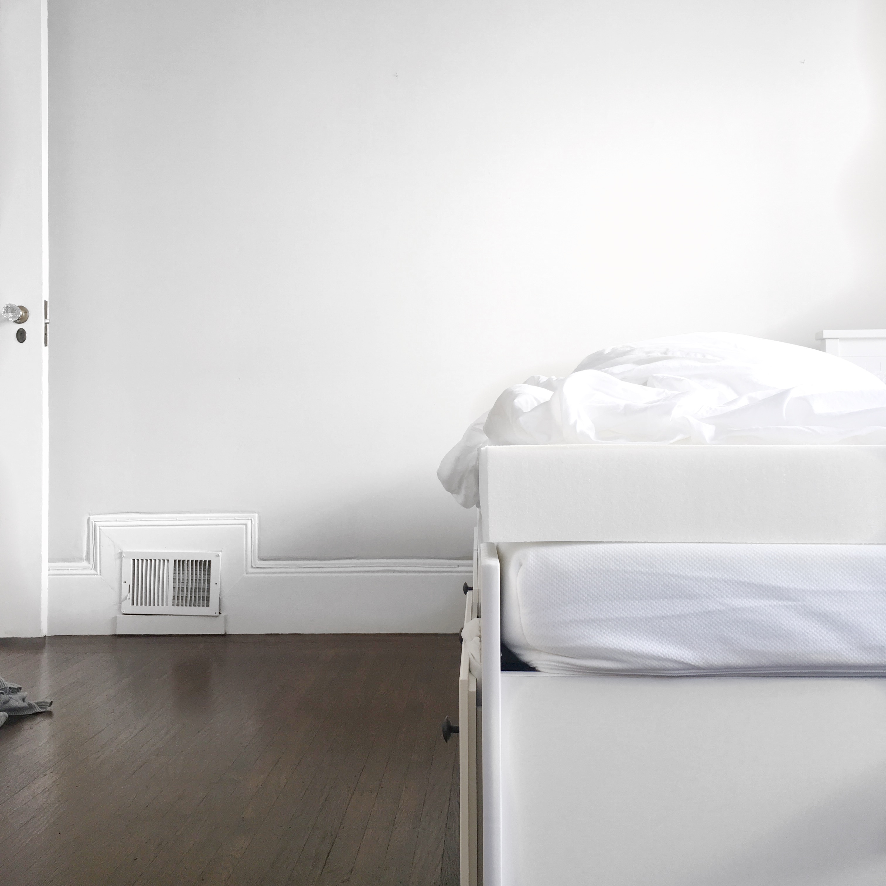 how to create a comfortable and inexpensive guest room