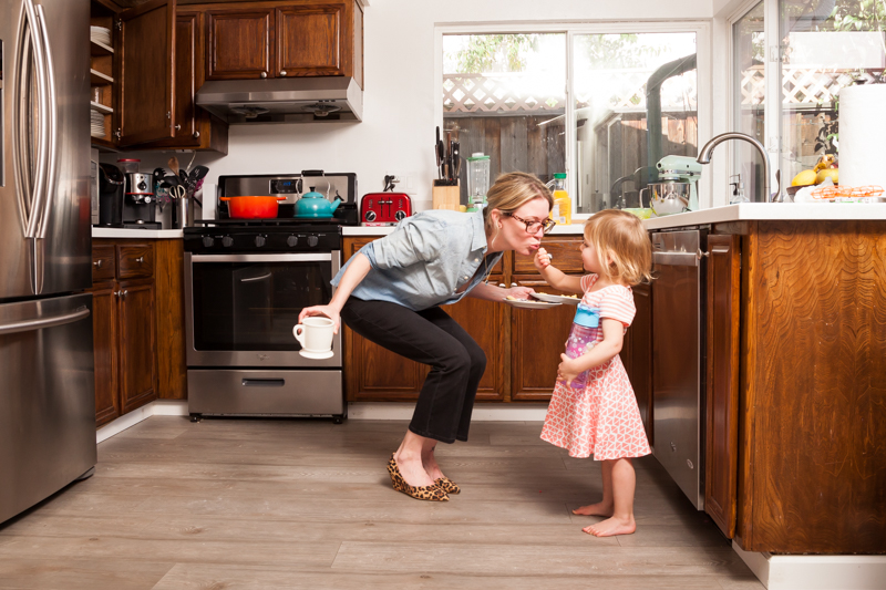 jordan reid at home with her daughter