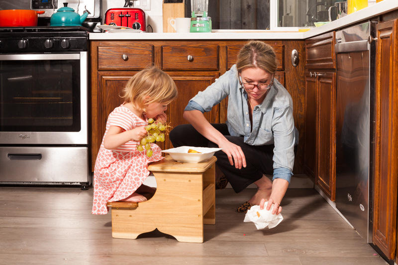 jordan reid at home with her daughter