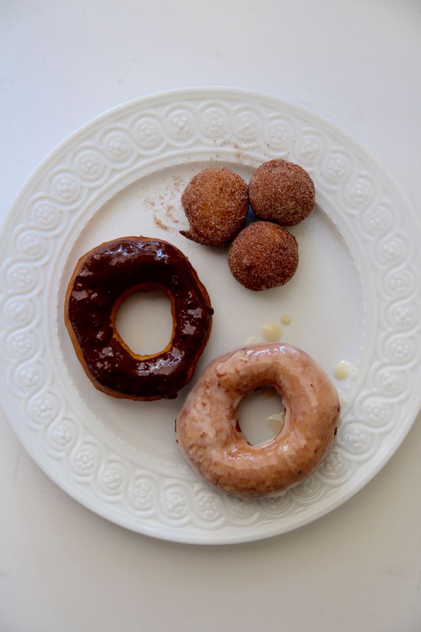 an easy and delicious recipe for biscuit dough donuts