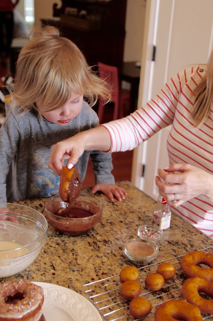 an easy and delicious recipe for biscuit dough donuts