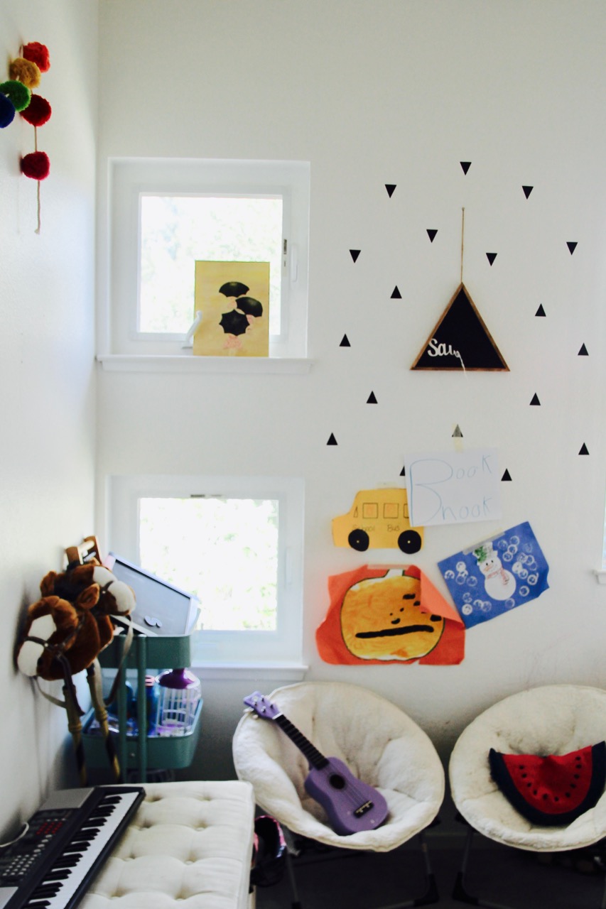 cute reading nook for kids room