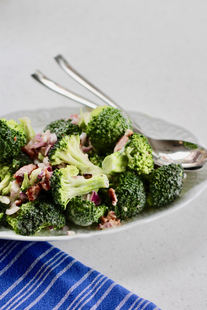 An easy recipe for broccoli salad with grapes and crispy bacon