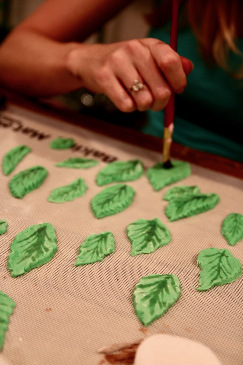 how to make realistic leaves from fondant