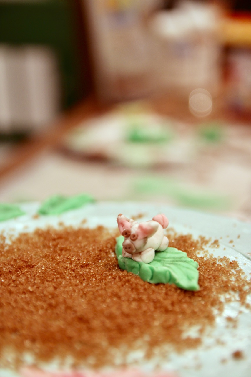 how to make Moana's pig out of fondant