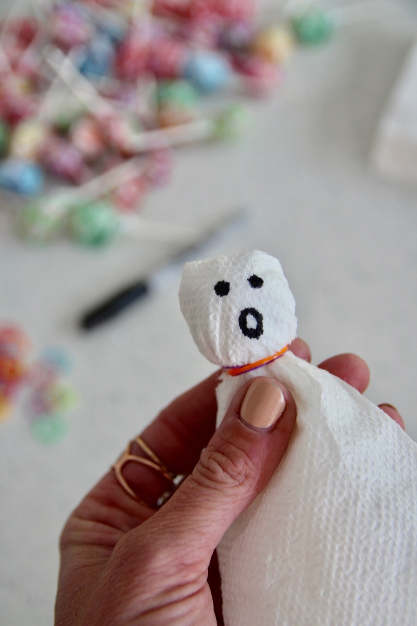 how to make lollipop ghosts out of napkins for a halloween party