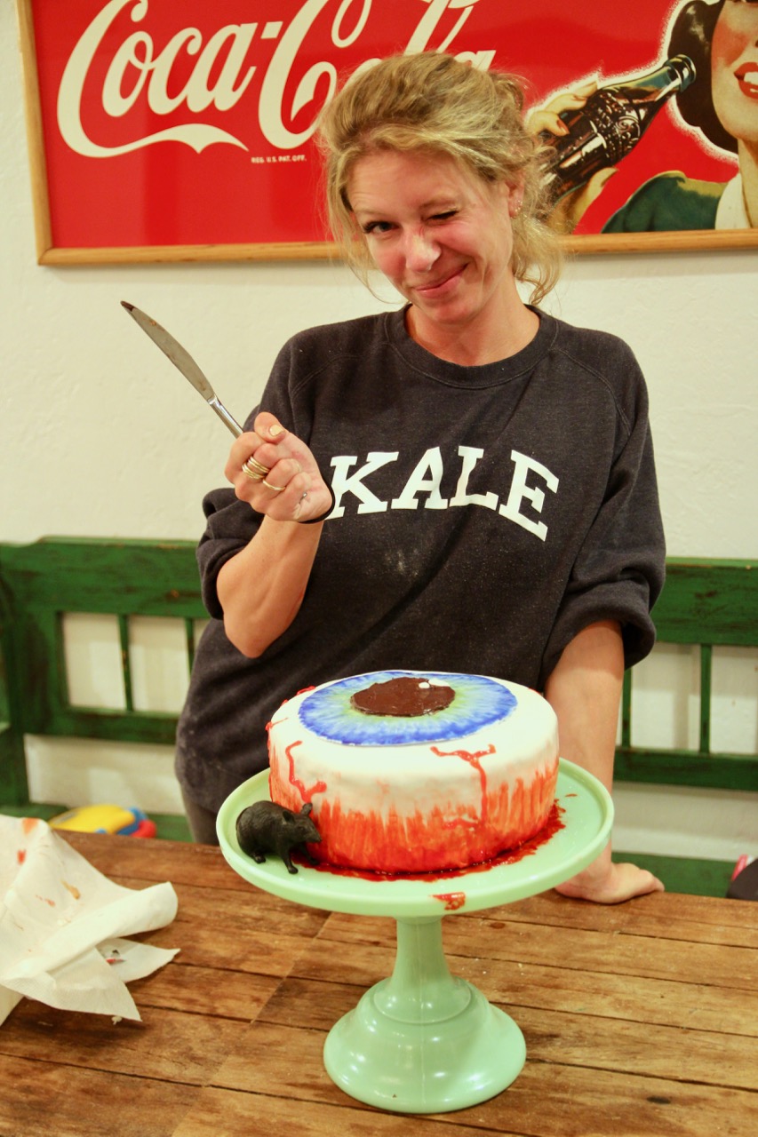 how to make a bloody bloodshot eyeball cake