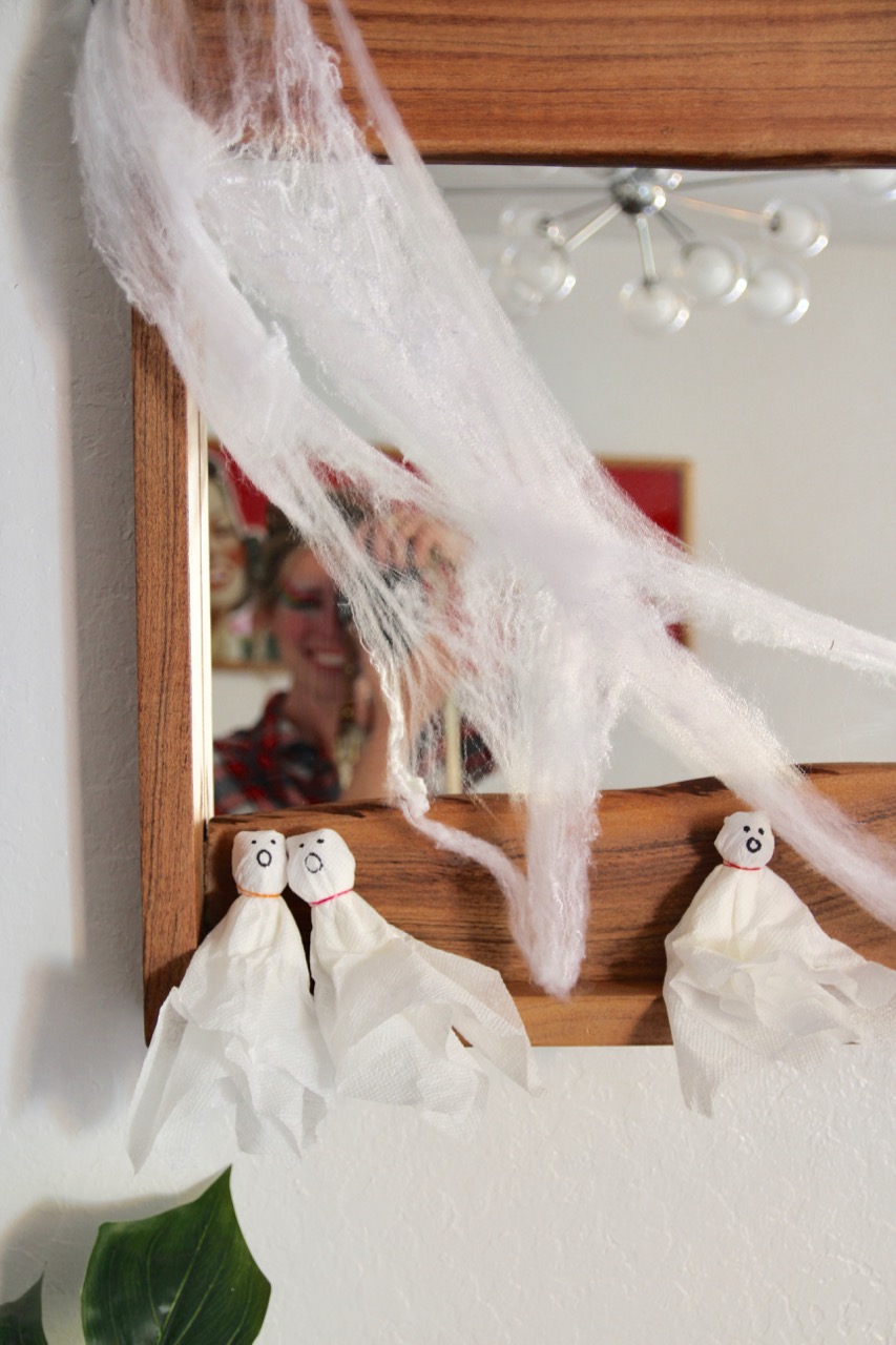 how to make lollipop ghosts out of napkins for a halloween party