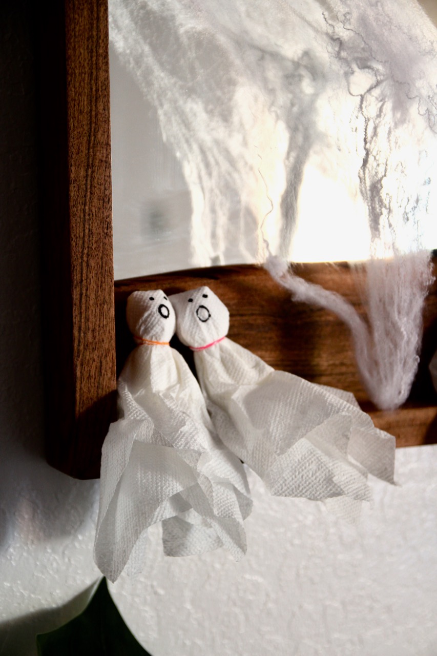 how to make lollipop ghosts out of napkins for a halloween party