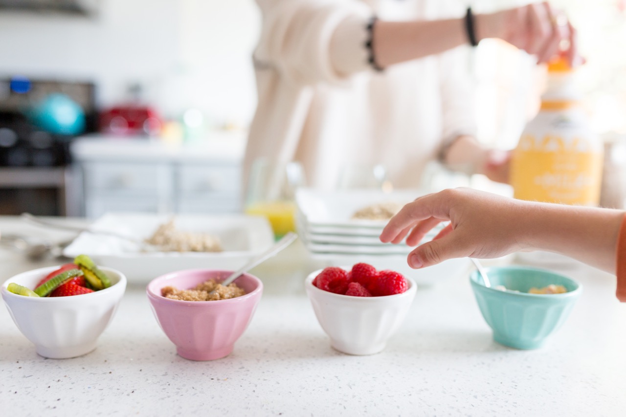 how to set up a breakfast oatmeal bar for kids on school mornings