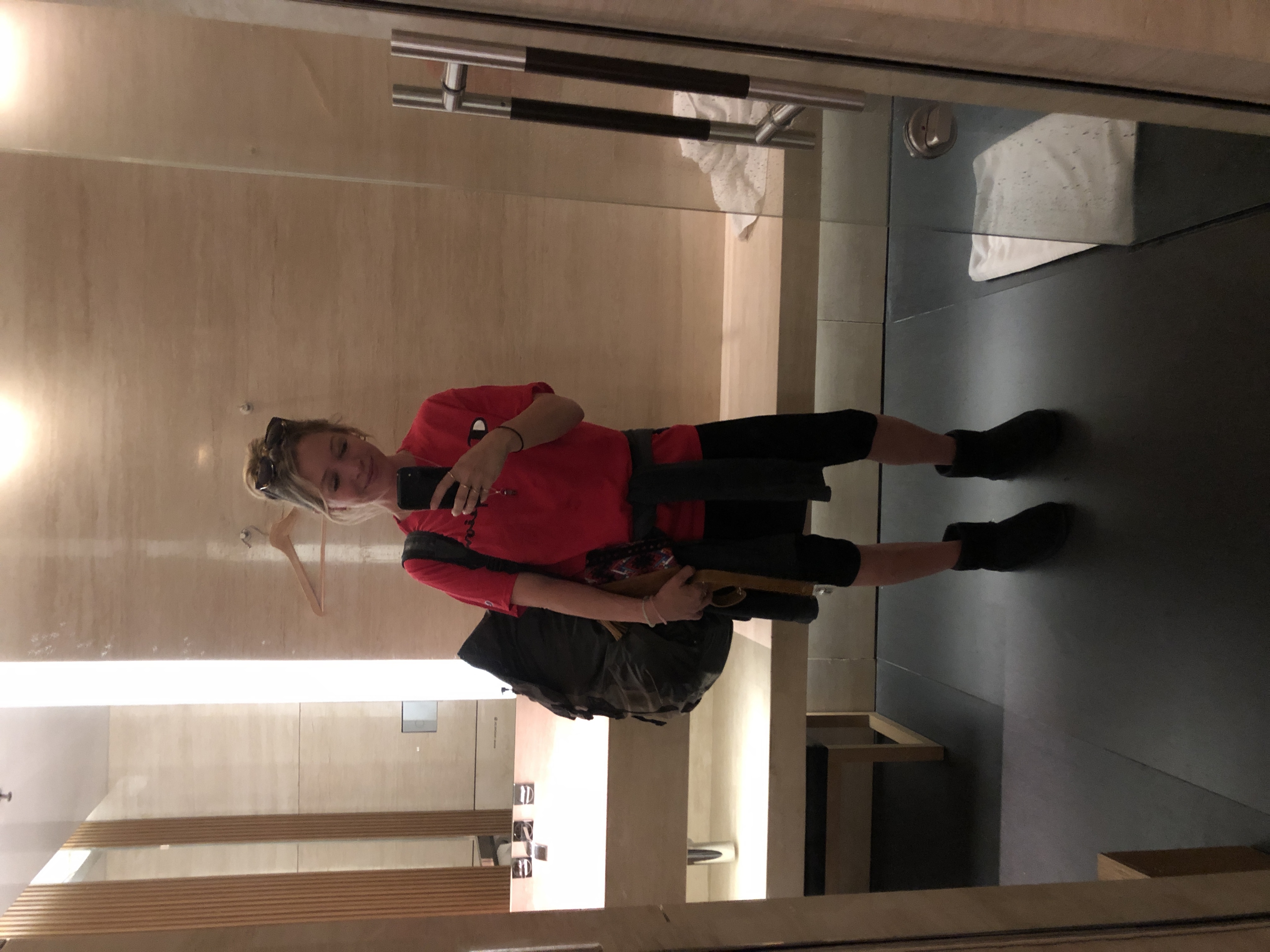 cathay pacific lounge shower hong kong