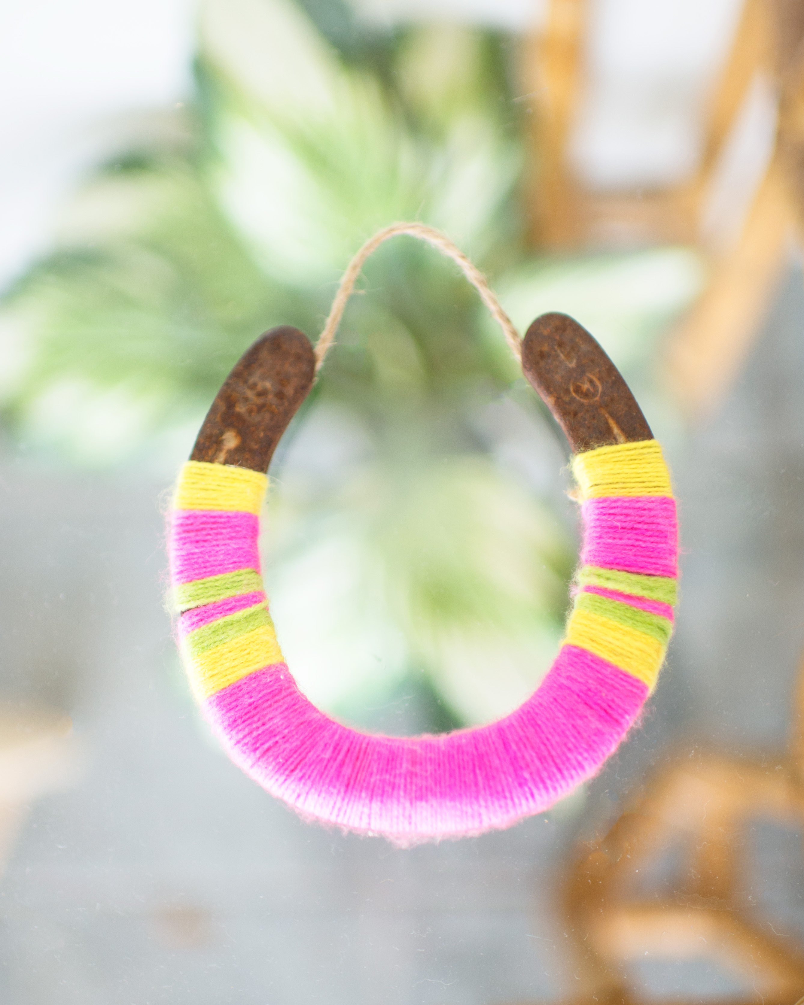 how to make a diy yarn-wrapped lucky horseshoe