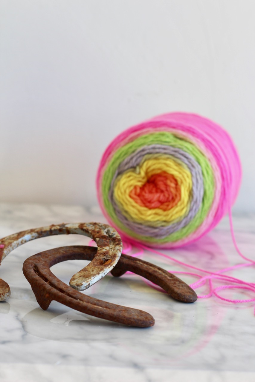 how to make a diy yarn-wrapped lucky horseshoe
