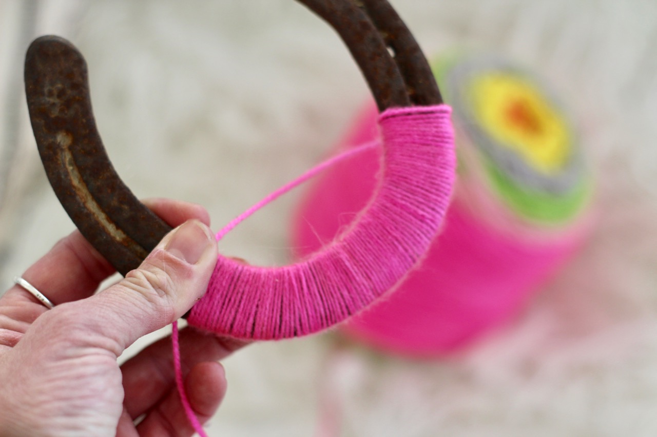 how to make a diy yarn-wrapped lucky horseshoe