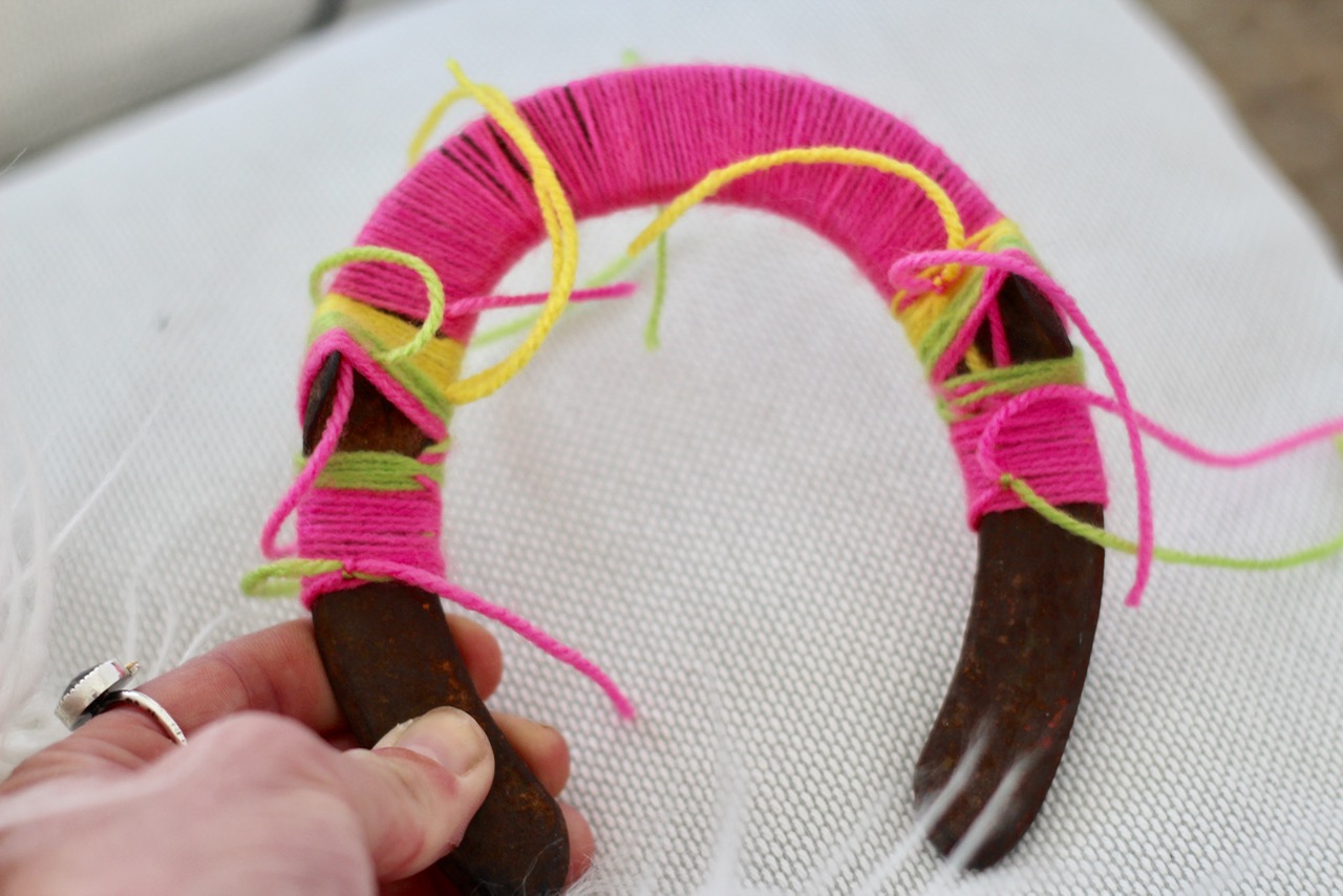 how to make a diy yarn-wrapped lucky horseshoe