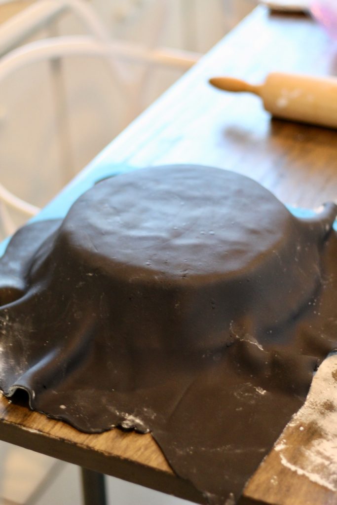 how to make a black fondant cake