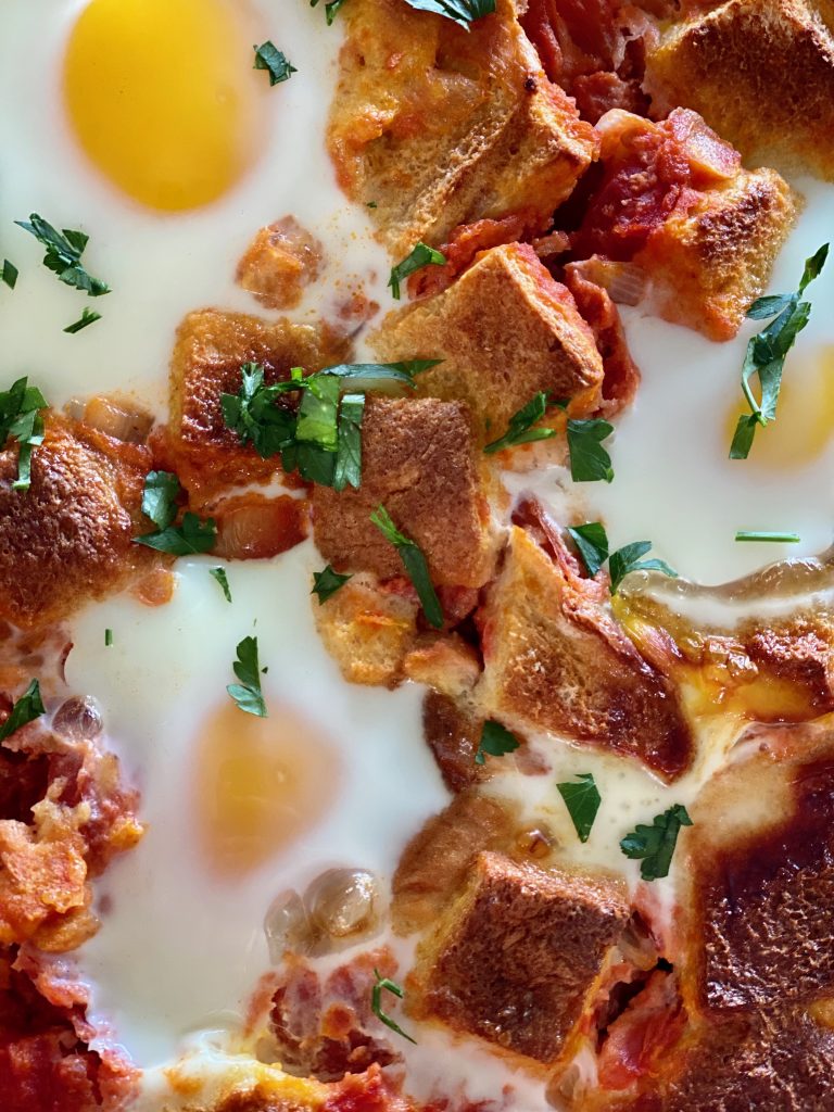 eggs baked with tomatoes onions and bread