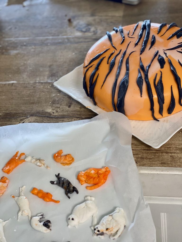 fondant cat cake with tiger stripes