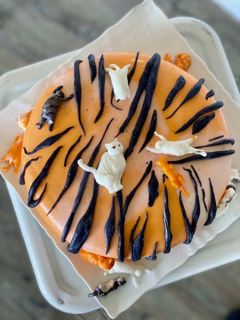 fondant cat cake with tiger stripes