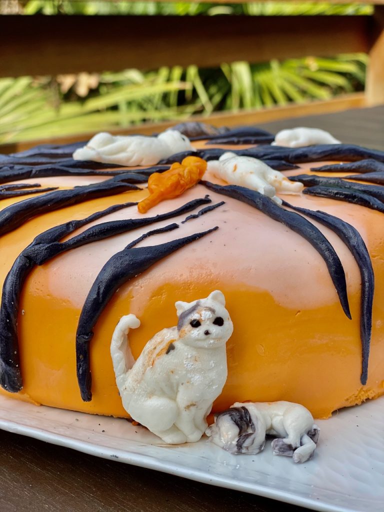 fondant cat cake with tiger stripes