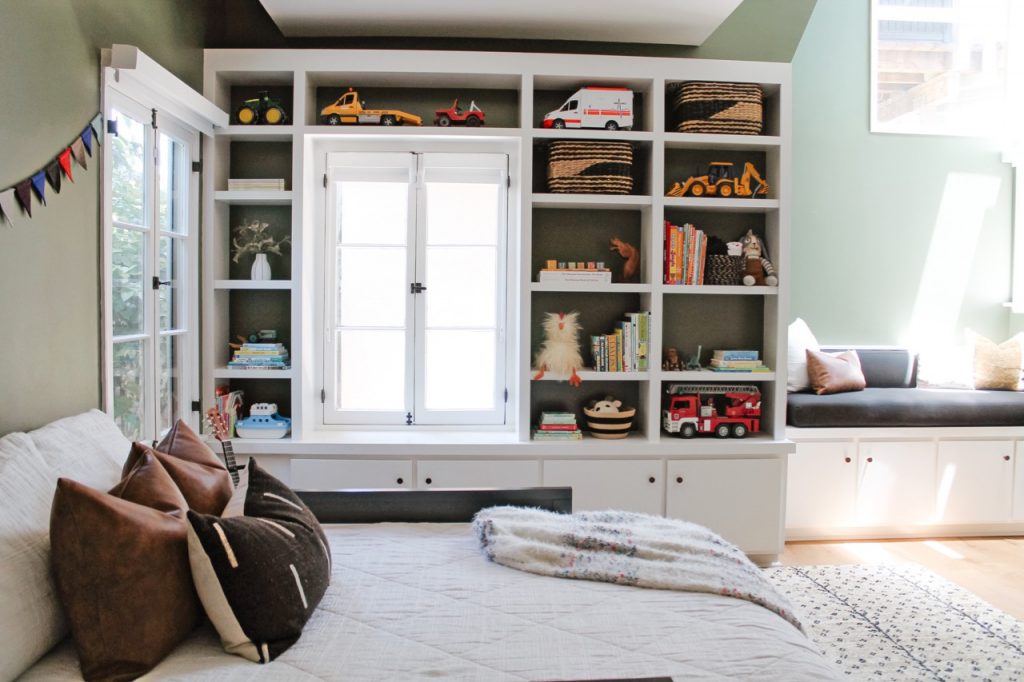 how to style a toddler bookshelf