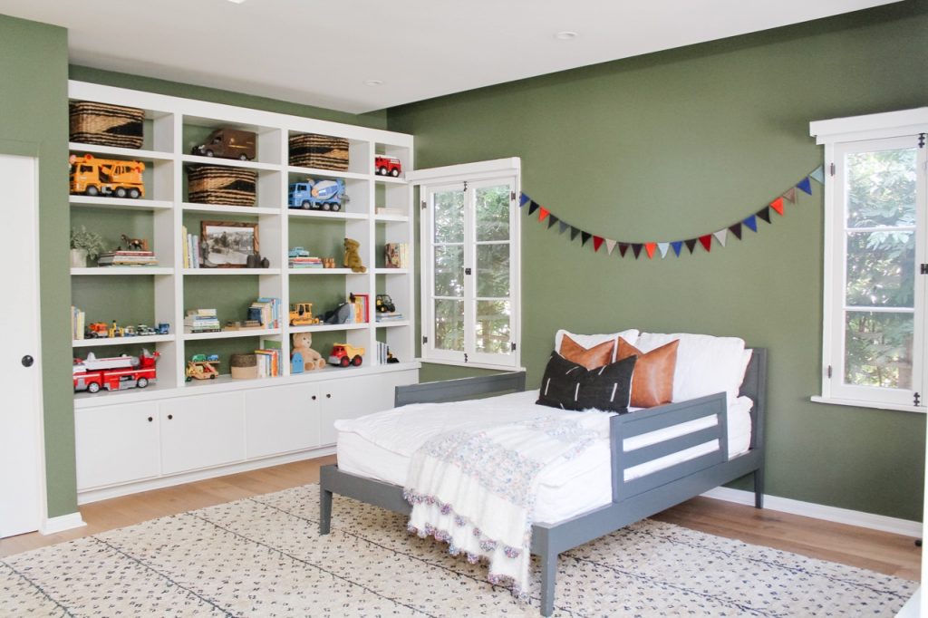 how to style a toddler bookshelf